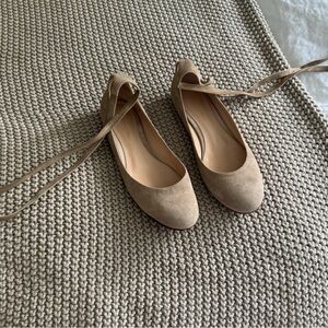Gianvito Rossi beige suede ballet flat with ties.